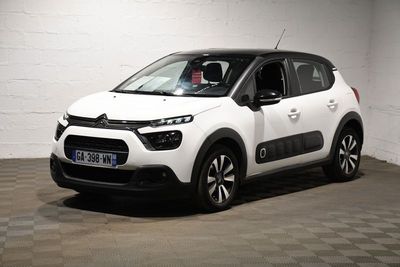 La Citroën blanche est garée dans le garage d'un immeuble