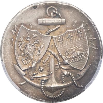 une vieille pièce d'argent sur laquelle figurent des armoiries et une croix