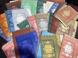 plusieurs livres posés ensemble sur une table
