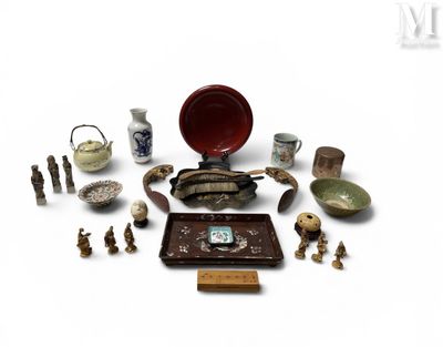 beaucoup de petits objets posés sur la table