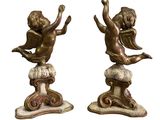 paire de chérubins anciens en bronze sur des socles en marbre