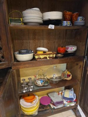 une armoire en bois remplie d'assiettes et de bols