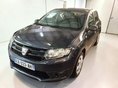 la photo d'une voiture noire garée dans un garage