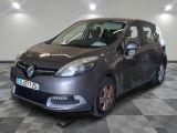 La voiture grise est garée sur le sol à damier du garage.