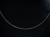 un collier à chaîne en or sur un mannequin mannequin mannequin mannequin mannequin mannequin mannequin mannequin mannequin mannequin