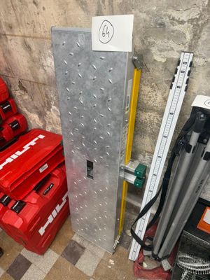 une boîte à outils rouge et une boîte à outils rouge dans une pièce