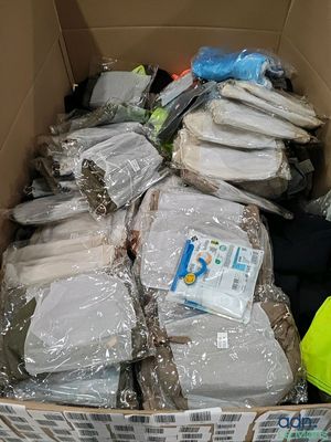 une boîte en carton remplie de vêtements et d'autres objets