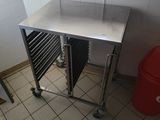 une photo d'une cuisine avec un micro-ondes et une table