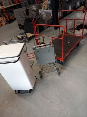 un chariot et un petit réfrigérateur dans un entrepôt
