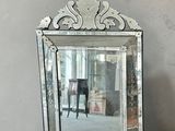 un miroir posé sur une table, avec une chaise en arrière-plan