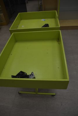 . Deux bacs bois de déstockage, pied métal, en l'état