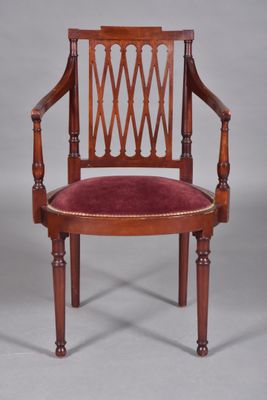 une chaise ancienne en bois dont l'assise est recouverte de velours rouge