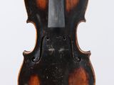 un violon ancien avec son étui en bois et son archet, sur fond blanc