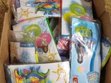 une boîte en carton remplie de jouets et d'autres objets