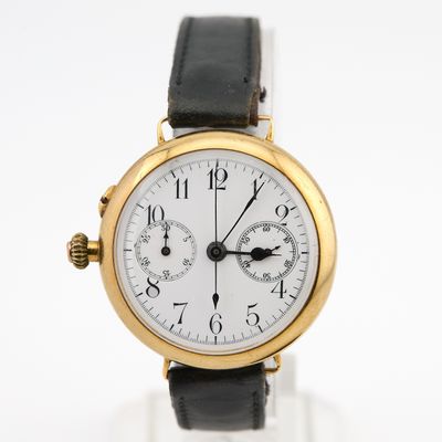 Gros plan sur une montre-bracelet à cadran blanc