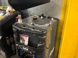 une photo d'un poêle et d'une poubelle dans un garage