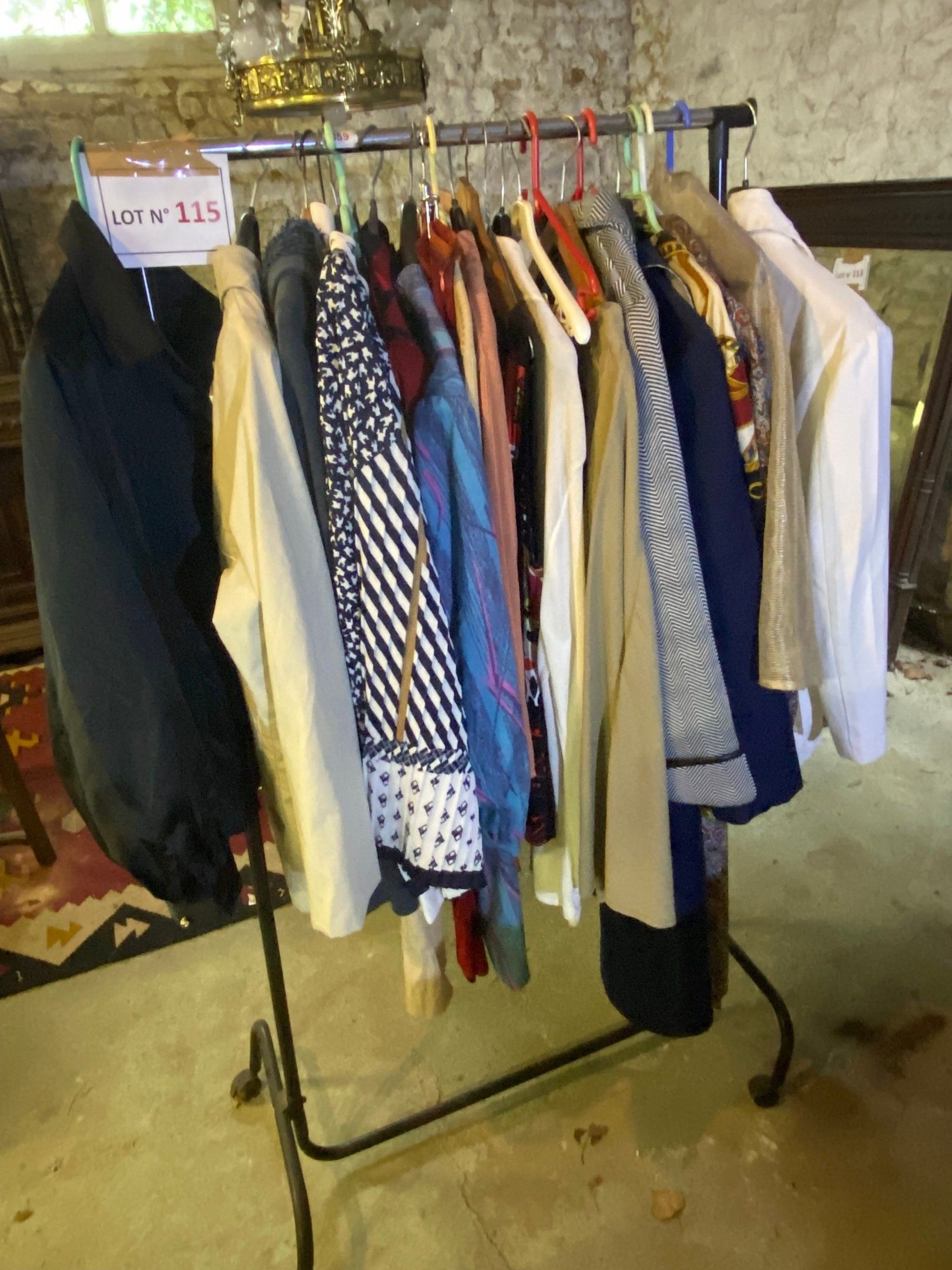Sur un portant en métal avec roulettes, bon ensemble de vêtements féminins de toutes époques, dont manteau réversible...