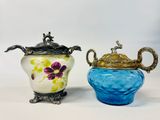 une paire de vases bleus et blancs avec un couvercle doré et un vase bleu avec un couvercle doré