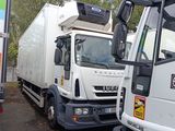 deux camions garés l'un à côté de l'autre dans un parking