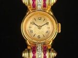 une photo en gros plan d'une montre en or sertie de pierres roses et blanches