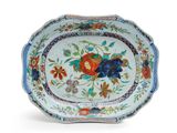 l'image d'une assiette bleue et blanche ornée de fleurs