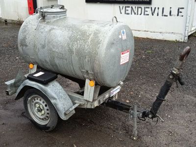 une petite remorque à laquelle est fixée une bonbonne de propane