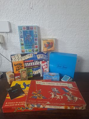 beaucoup de livres et de jeux sur la table