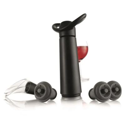 trois verres à vin et une bouteille de vin, disposés les uns à côté des autres