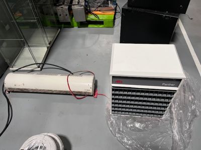 un ordinateur portable posé sur une table, à côté d'un radiateur