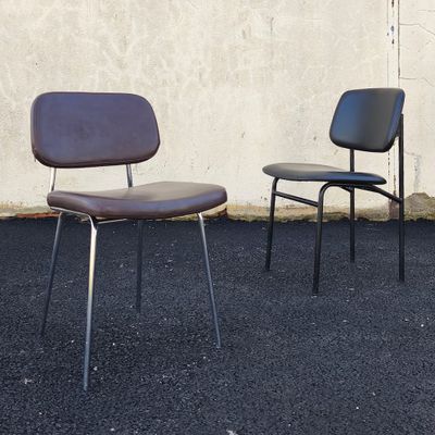 2 chaises design des années 60. L’une production Airborne modèle Carol