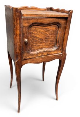 l'image d'une petite table en bois surmontée d'un tiroir