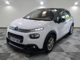 la citrole blanche est garée dans le garage sur un sol en damier