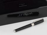 un gros plan d'un stylo et d'une boîte contenant un stylo