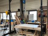 une photo d'un garage où les travaux battent leur plein