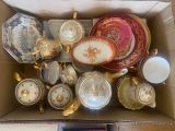 une boîte en carton contenant toutes sortes d'assiettes et de bols