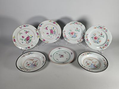 six assiettes en porcelaine ornées de motifs floraux sont disposées sur un fond blanc