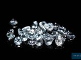 gros plan d'un groupe de diamants sur une surface noire