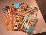 un lot de cartes posées sur une table