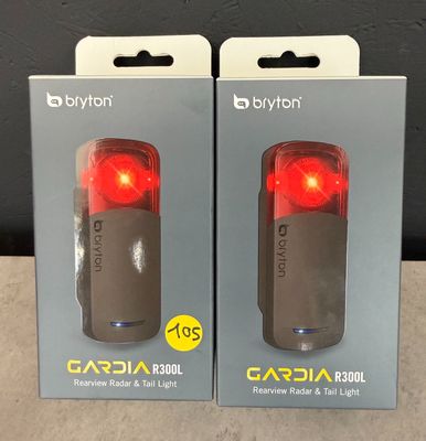 deux boîtes contenant chacune deux lampes USB Garmin, posées sur une table
