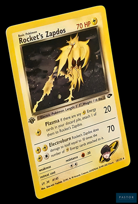 un carton jaune sur lequel figure l'image d'un personnage de Pokémon