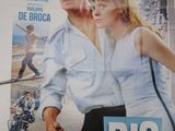 L'affiche du film « L'Homme de Rio » est accrochée au mur.