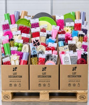 deux cartons remplis d'une multitude d'articles divers, posés sur une palette