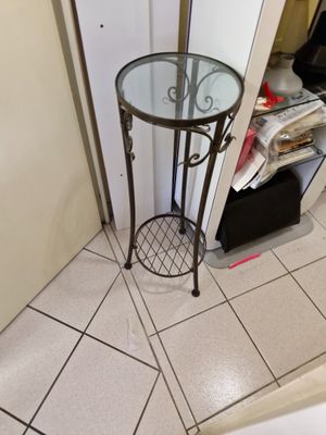 Petit guéridon en métal et verre