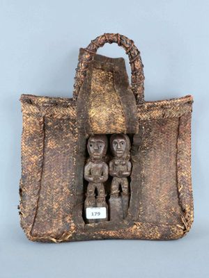 une image représentant un panier contenant deux figurines