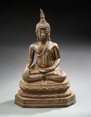 statue en bronze représentant un Bouddha assis sur un socle, sur fond noir