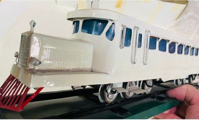 un petit train qui se trouve sur une voie ferrée