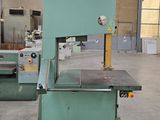 a picture of a machine that is sitting in a warehouse