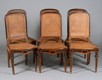 quatre chaises anciennes avec dossier et pieds en rotin