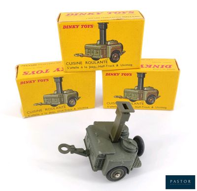 Trois véhicules militaires miniatures sont posés les uns à côté des autres sur une surface blanche