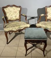 Paire de fauteuils en noyer mouluré, sculpté et teinté à dos… (photo 2)